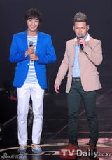 组图：尹施允捧场好友李正个唱献声抢镜