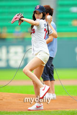 组图：韩剧《新妓生传》女星林秀香为棒球赛开球