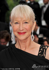 幻灯图集：海伦-米伦携丈夫恩爱亮相戛纳红毯