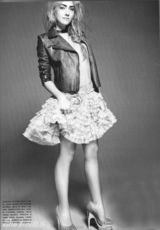 幻灯：达科塔范宁黑白写真 复古浓眉彰显摇滚叛逆