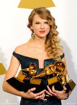 高清组图：泰勒斯威夫特收获丰 奖杯不慎摔地上