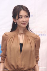 组图：林志玲帅气裤装当导演 称嫁好门比豪门重要