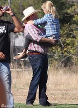 组图：《摩登家庭》片场 克莱尔抹泪被安慰