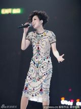 组图：黄伟文作品展开唱 陈奕迅拄拐演唱助阵