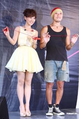 组图：丁当发片牵红线求姻缘 自曝曾被前男友劈腿