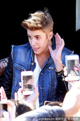 组图：比伯当街献唱谢歌迷 小天王自恋摸发