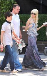 幻灯图集：泰勒摩森抹胸连身裙 潮女郎身材高挑