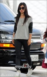 组图：少女时代飞往印尼举办巡演秀秋装时尚