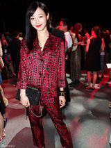 组图：白百何波点睡衣装亮相时尚活动