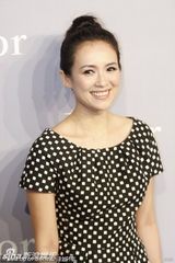 组图：章子怡简洁装扮亮相唇红齿白微笑甜美