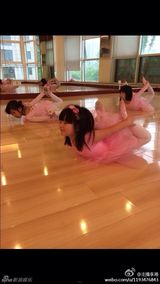 组图：李湘晒Angela练舞萌照 粉裙可爱网友怒赞