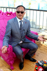 组图：杜琪峰笑傲威尼斯 黑超遮面派头十足