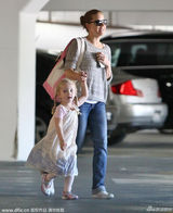 组图:艾米-亚当斯接女下课 小萝莉麻花辫似公主