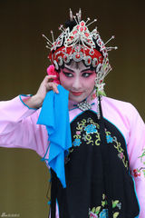 组图：《战地狮吼》杀青 贾青情路坎坷