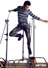 组图：李晨凌空漂浮登封面 挥洒汗水腹肌抢镜