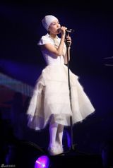 组图：王菲白色浴巾装亮相造型独特 赵薇看台助阵