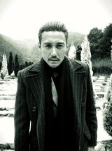 组图：胡兵《东北往事》硬朗造型显英雄本色