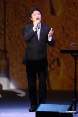 组图：费玉清台北开唱 个唱发片双喜临门