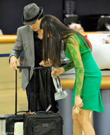 高清图：美剧情侣档妮娜-杜波夫和伊恩现身机场