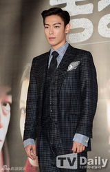 组图：TOP宣传《同窗生》金有贞突破挑战镂空装