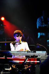 高清图：方大同北京个唱一票难求 翻唱致敬王菲