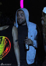 组图：暮光情侣音乐节甜蜜咬耳朵 帕丁森大笑