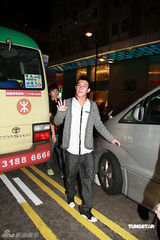 高清图：陈冠希为歌手开心站台 着装时尚容光焕发