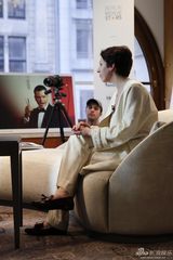 组图：《梦想》主创拍写真 女星黑丝美腿抢镜