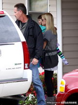 幻灯图：虎嫂艾琳频遭媒体追访 当好妈妈照顾子女