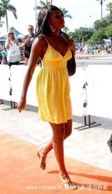 幻灯图集：大威廉姆斯助阵球赛 黄色吊带裙精致可爱