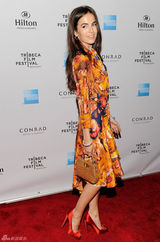 高清组图：卡米拉-贝尔印花礼服亮相光彩照人