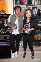 组图：谭咏麟为个唱彩排练歌致声音沙哑