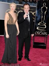 组图：导演昆汀-塔伦蒂诺携女伴亮相红毯