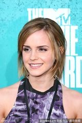 组图：艾玛亮相MTV电影奖 印染连衣裙秀玲珑身段