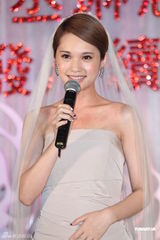 组图：杨丞琳与老东家续约笑纳一克拉钻戒