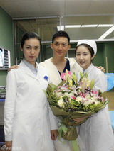 组图：《青年医生》现场庆生 赵宝刚送祝福