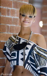 幻灯图集：蕾哈娜情人节拍写真 烟熏妆秀香肩