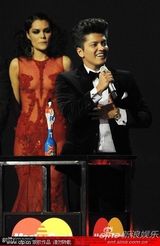 组图：Jessie J透视裙极尽诱惑 登台为火星哥颁奖