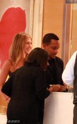 幻灯图集：詹妮弗-安妮斯顿和神秘男共进晚餐