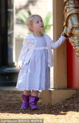 组图：艾米-亚当斯当街湿吻老公 爱女金发甜美