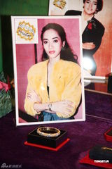 组图：梅艳芳10日冥寿 百余歌迷举行派对纪念