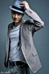 组图：张丹峰时尚写真演绎轻熟男魅力