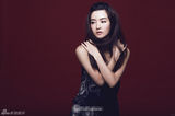 组图：李晟个性写真 秀发披肩秀魅力冷色调