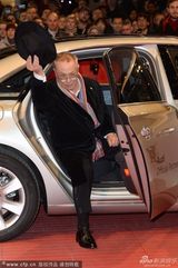 组图：柏林闭幕红毯 电影节主席科斯里克比V字