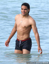 组图：球星法尔考海中爱抚娇妻 舔肚脐极度高调