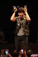 组图：韩星玄彬卖萌扮兔子 分享吻戏经验害羞