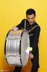 组图：耿乐曝光全新个性写真 帅气展现搞怪气质