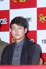 高清组图：李敏贞甜美亮相新片《完美广播》首映