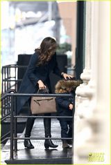 组图：米兰达陪子过三岁生日 弗林戴考拉帽萌呆