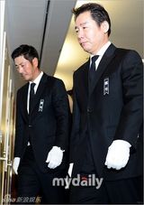 组图：金喜善等含泪参加金宗鹤导演遗体告别式